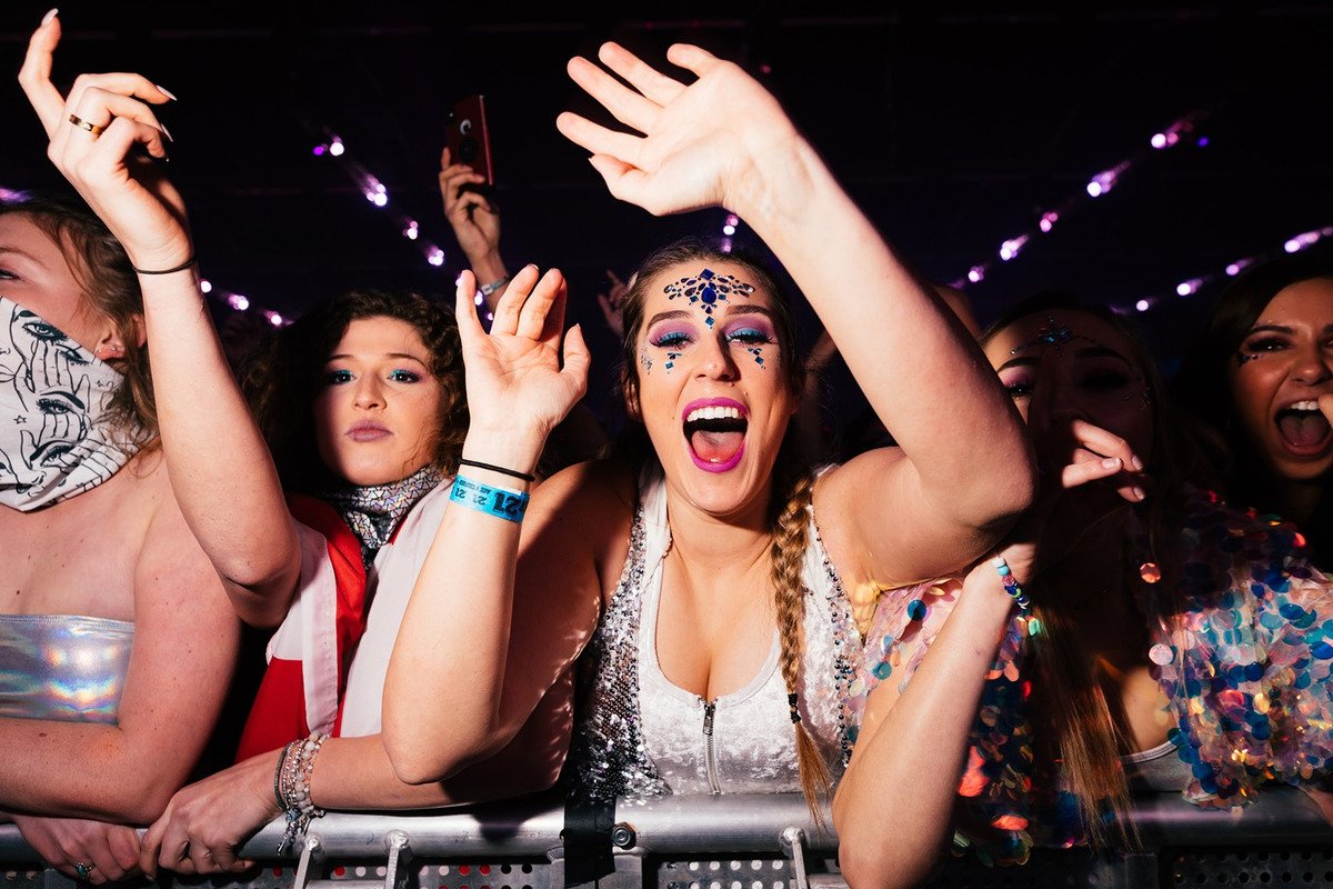 girls at festival